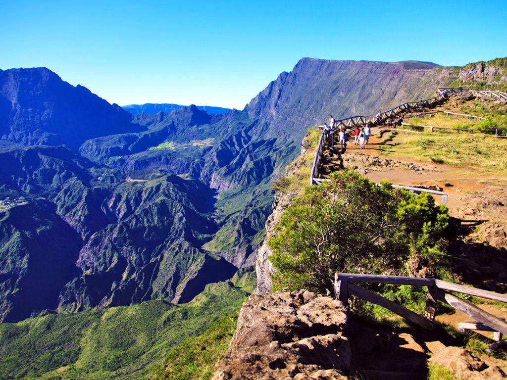 2 место на земле. La Réunion Франция. Реюньон остров. Остров Реюньон достопримечательности. Reunion Страна.